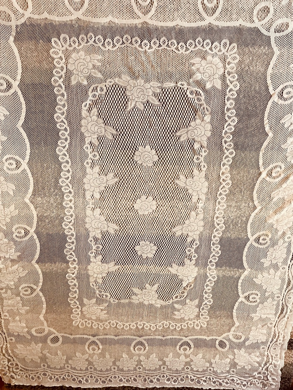 Vtg style lace tablecloth rose floral pattern. Ecru
Farmhouse.Cottage core.